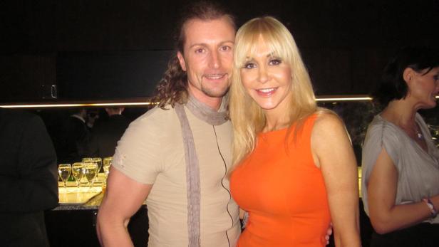 Ein Mann und eine Frau posieren auf einer Party für ein Foto.