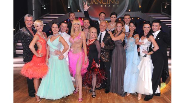 Die Teilnehmer der Tanzshow „Dancing Stars“ posieren für ein Gruppenfoto.