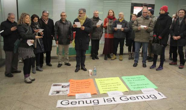 Eine Gruppe von Menschen demonstriert mit Schildern für die Rechte der Kurden.