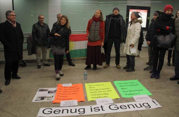Eine Gruppe von Menschen demonstriert mit Plakaten für die Rechte der Kurden.