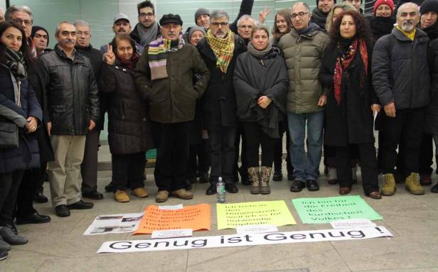 Eine Gruppe von Menschen demonstriert mit Schildern für die Rechte der Kurden.