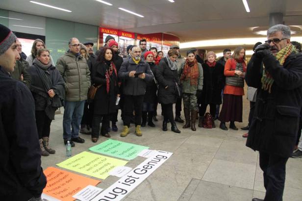 Eine Gruppe von Menschen demonstriert mit Schildern für die Rechte der kurdischen Bevölkerung.