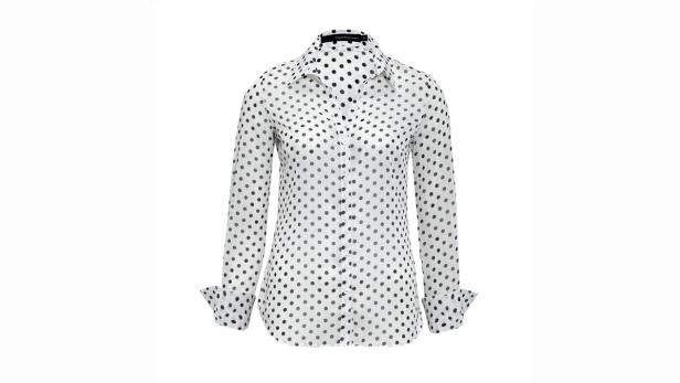 Eine weiße Bluse mit schwarzen Punkten und langen Ärmeln.