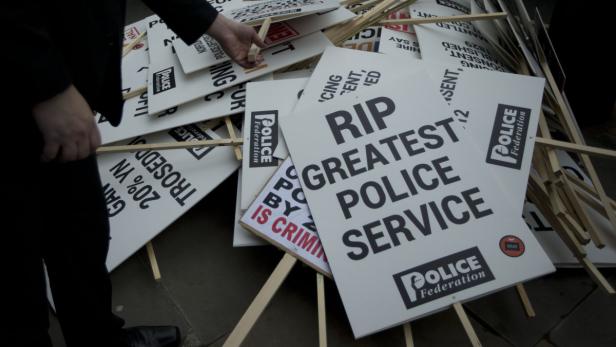 London: 30.000 Polizisten demonstrieren