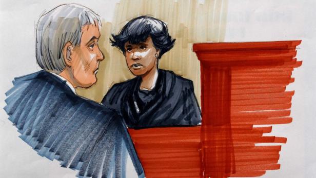 Eine Gerichtszeichnung zeigt eine Frau, die einem Mann im Gerichtssaal zuhört.