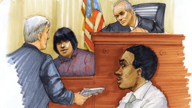 Eine Gerichtszeichnung zeigt einen Zeugen, dem eine Waffe gezeigt wird, während ein Richter zusieht.