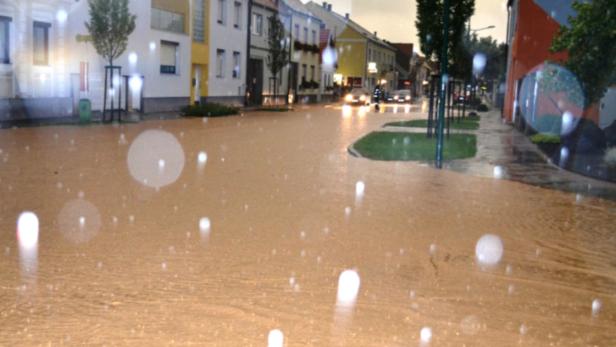 Eine überflutete Straße in einer Stadt nach starkem Regen.