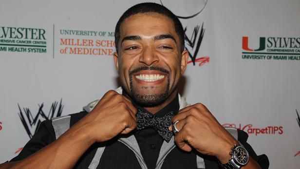 Ein Mann mit Fliege lächelt in die Kamera.