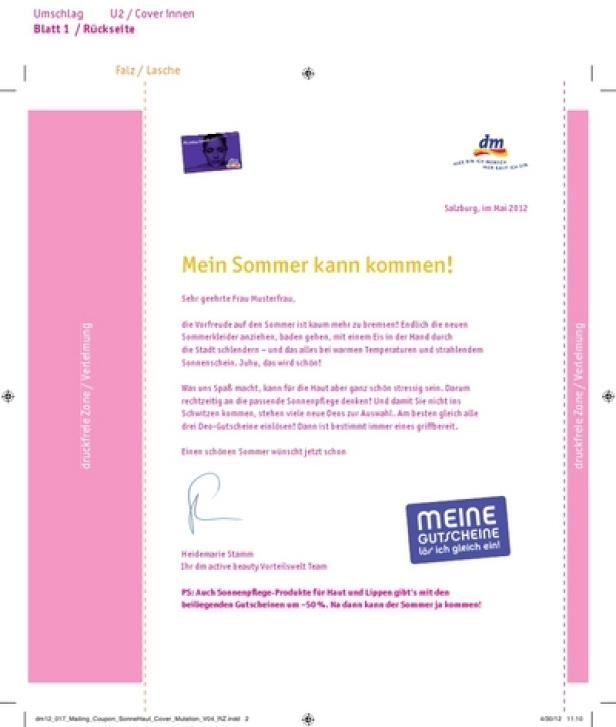 dm's optimiertes also gepimptest Sonne-Haut-Mailing, das schon über das Cover auf die Teil-Zielgruppe zugeht (c: dm drogeriemarkt Ein Werbeflyer von dm wirbt mit dem Slogan „Mein Sommer kann kommen!“ für Sonnenpflegeprodukte.