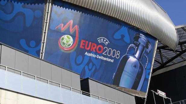 Stadion Ein großes Banner für die UEFA Euro 2008 in Österreich und der Schweiz an einem Gebäude.