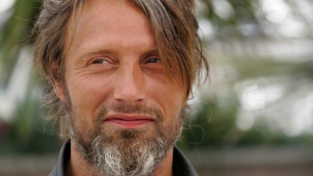 Porträt des dänischen Schauspielers Mads Mikkelsen mit grau meliertem Bart.