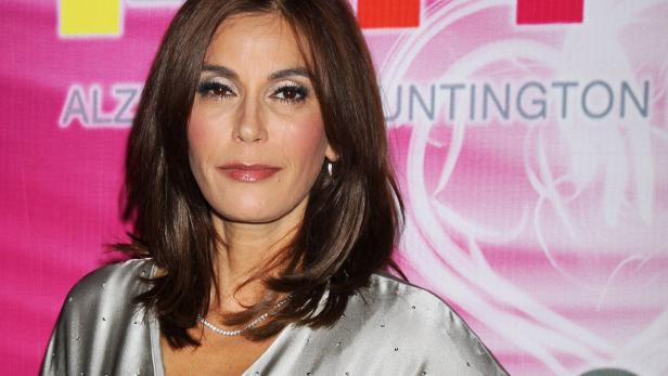 Ein Porträt von Teri Hatcher vor einem rosa Hintergrund mit der Aufschrift „Alzheimer's Huntington“.