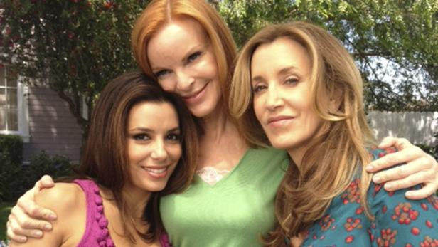 Eva Longoria, Marcia Cross und Felicity Huffman posieren für ein Foto.