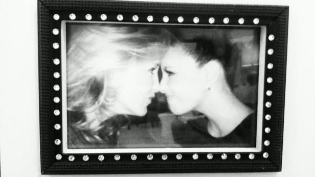 Ein Schwarzweißfoto von zwei Frauen, die sich gegenüberstehen.