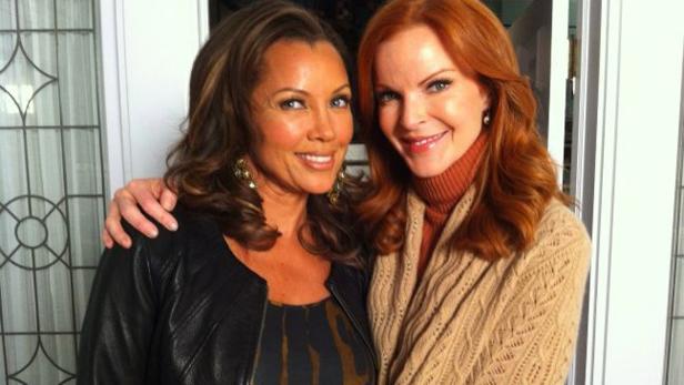Vanessa Williams und Marcia Cross posieren für ein Foto.