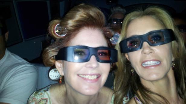 Zwei Frauen mit 3D-Brillen sitzen im Kino.