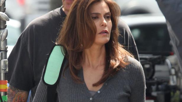 Teri Hatcher mit braunen Haaren und einem grauen Cardigan.