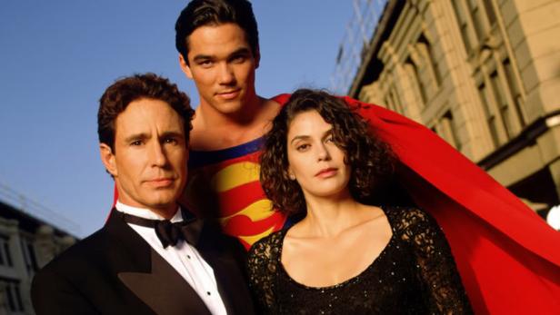Dean Cain als Superman mit Teri Hatcher und Lane Smith in „Superman – Die Abenteuer von Lois & Clark“.