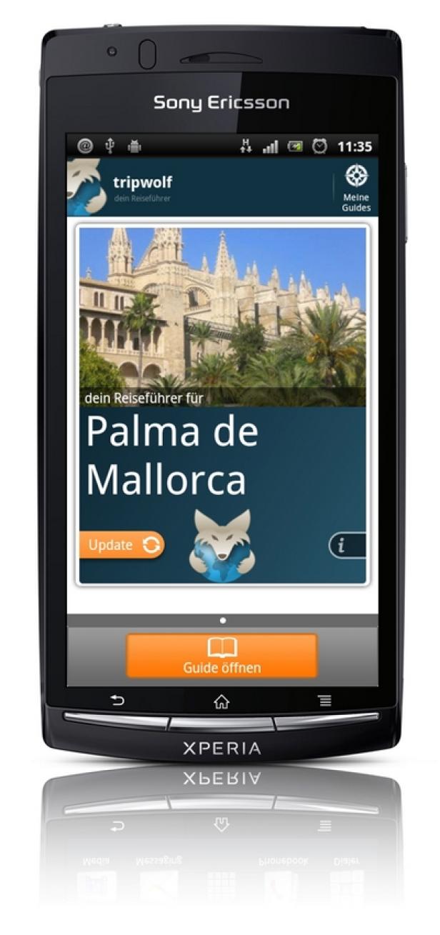 Ein Sony Ericsson Xperia Smartphone zeigt die Tripwolf-App mit der Kathedrale von Palma de Mallorca.
