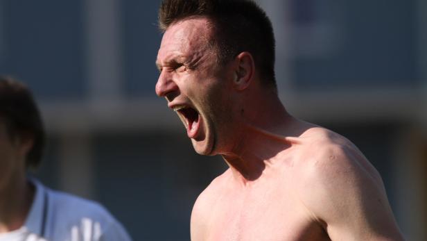 Ein Mann schreit mit geschlossenen Augen und freiem Oberkörper.