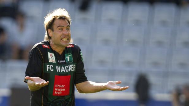 Ein Fußballspieler des FC Wacker gestikuliert auf dem Spielfeld.