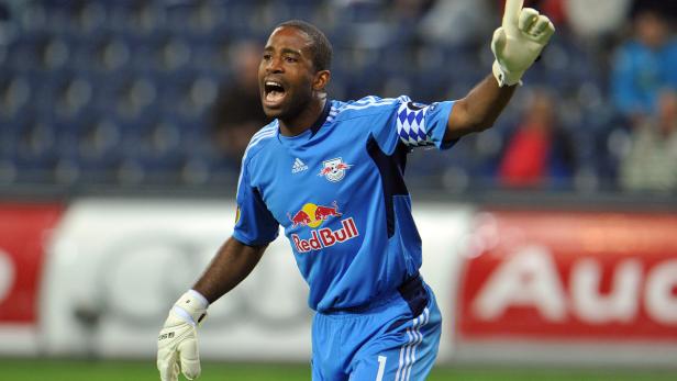 Ein Torwart in blauem Trikot mit Red Bull-Logo gestikuliert auf dem Spielfeld.