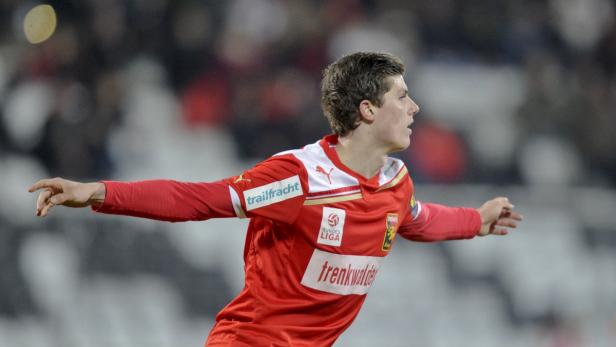 Ein Fußballspieler im roten Trikot während eines Spiels.