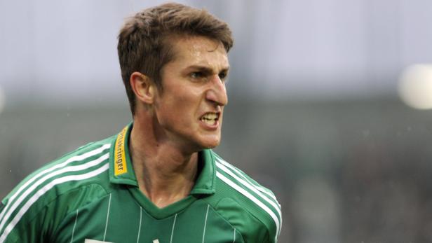 Ein Fußballspieler in einem grünen Trikot mit wütendem Gesichtsausdruck.