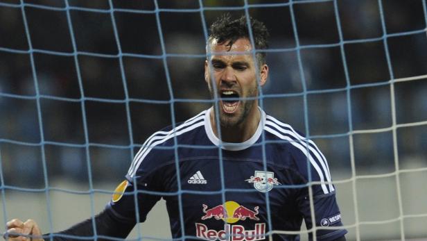 Ein Fußballspieler von Red Bull schreit hinter einem Netz.