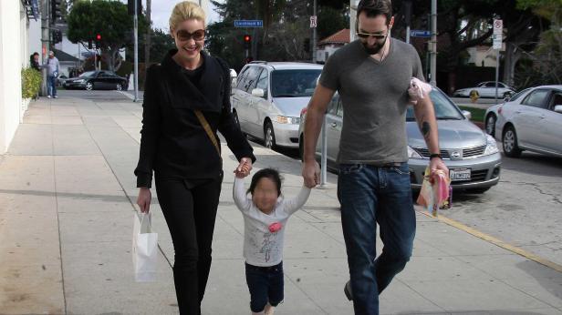 Katherine Heigl mit Ehemann und Tochter auf dem Bürgersteig in Larchmont Boulevard.