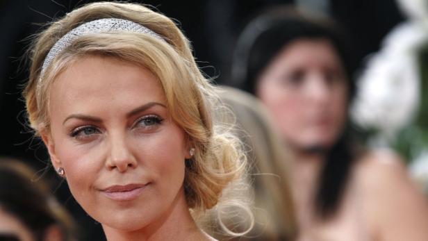 Nahaufnahme von Charlize Theron mit blonden Haaren und einem glitzernden Stirnband.