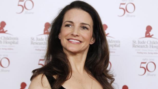 Kristin Davis lächelt vor einem Hintergrund des St. Jude Kinderforschungs-Krankenhauses.