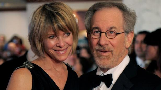 Steven Spielberg und Kate Capshaw posieren zusammen auf einem Event.