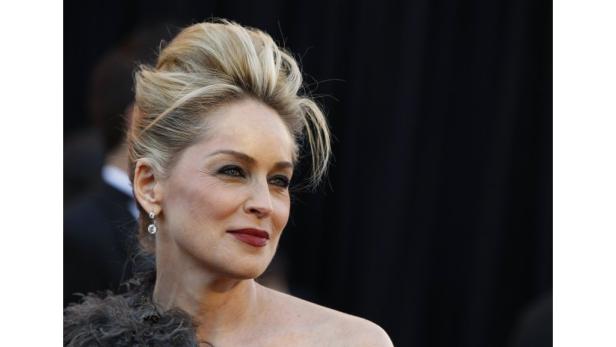 Sharon Stone posiert auf dem roten Teppich.