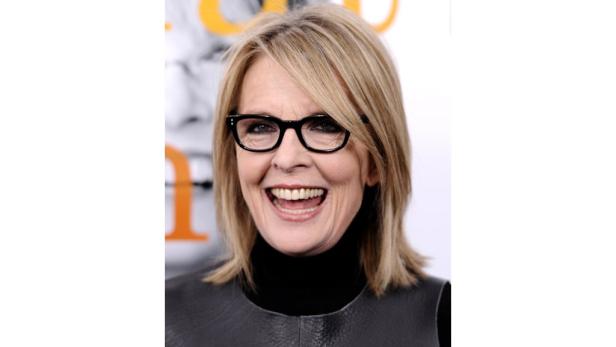 Diane Keaton lächelt und trägt eine schwarze Brille.