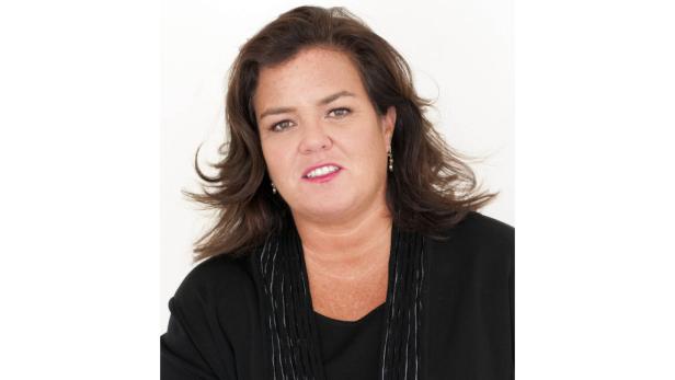 Porträt von Rosie O'Donnell vor einem weißen Hintergrund.