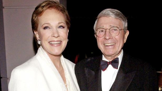 Julie Andrews und ihr Ehemann Blake Edwards lächeln in die Kamera.