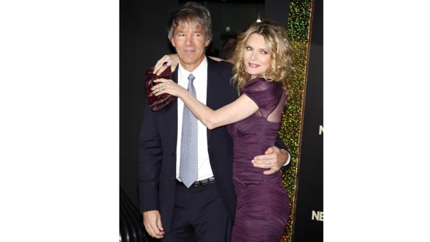 Michelle Pfeiffer und David E. Kelley posieren zusammen auf dem roten Teppich.
