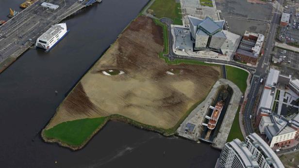 Luftaufnahme eines riesigen Porträts auf einem Feld in Belfast, Nordirland.