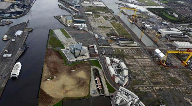 Luftaufnahme des Titanic Belfast Museums und des Trockendocks in Belfast, Nordirland.