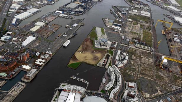 Luftaufnahme des Hafens von Belfast mit einem riesigen Porträt auf einer Landzunge.
