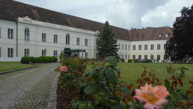 Prominente fürchten um Hotel Sauerhof