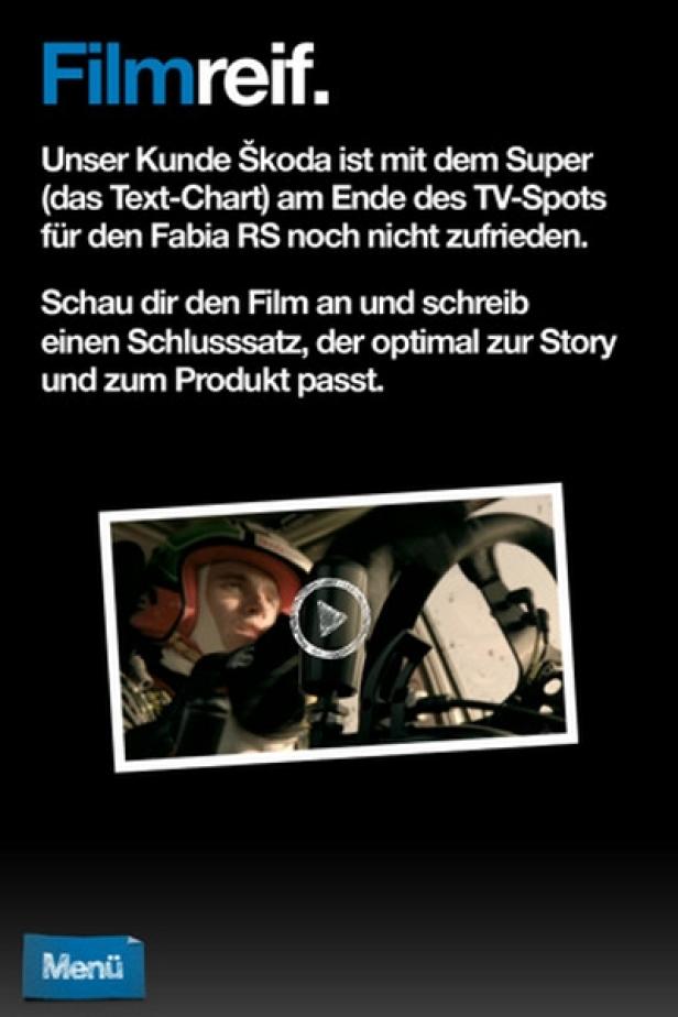 Ein Mann mit Helm sitzt in einem Rennwagen, möglicherweise ein Škoda Fabia RS.
