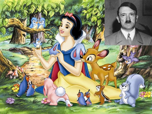 Schneewittchen umgeben von Tieren im Wald, mit einem Porträt von Adolf Hitler im Hintergrund.