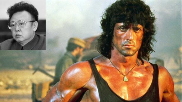 Sylvester Stallone als Rambo, mit einem Porträt von Kim Jong-il im Hintergrund.