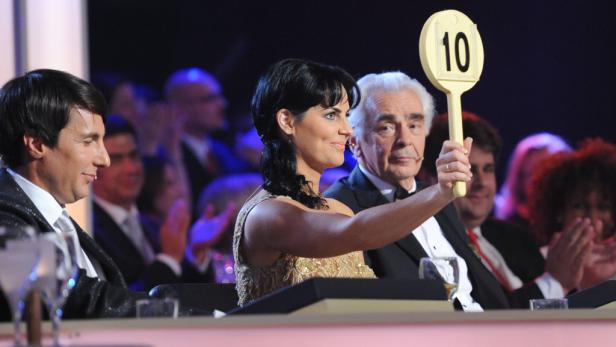 Juroren bewerten eine Darbietung mit der Höchstpunktzahl 10.