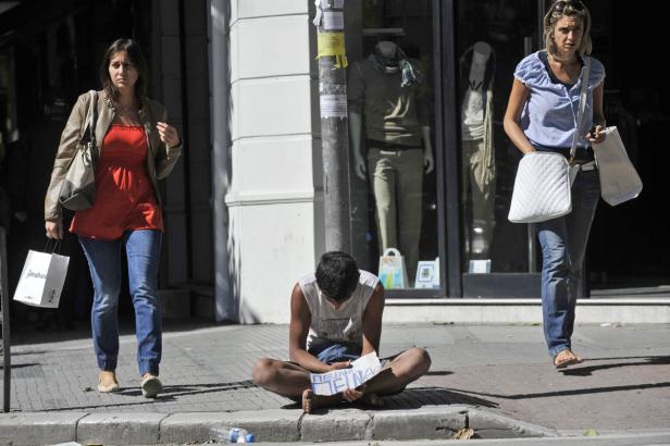 Shoppen geht sich nicht mehr für viele Griechen aus, die Not greift immer weiter um sich: Jeder vierte Grieche ist bereits arbeitslos