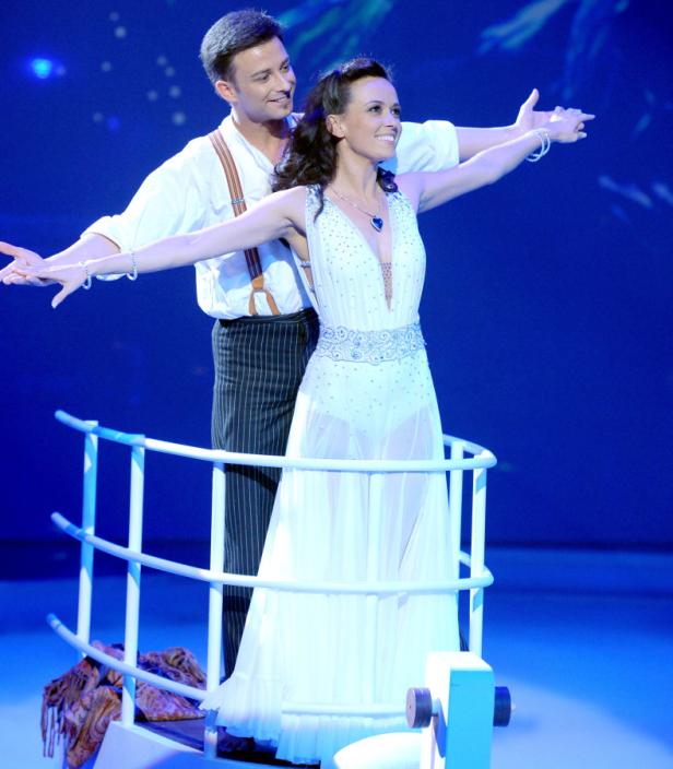 Ein Paar tanzt in einer Pose, die an den Film „Titanic“ erinnert.