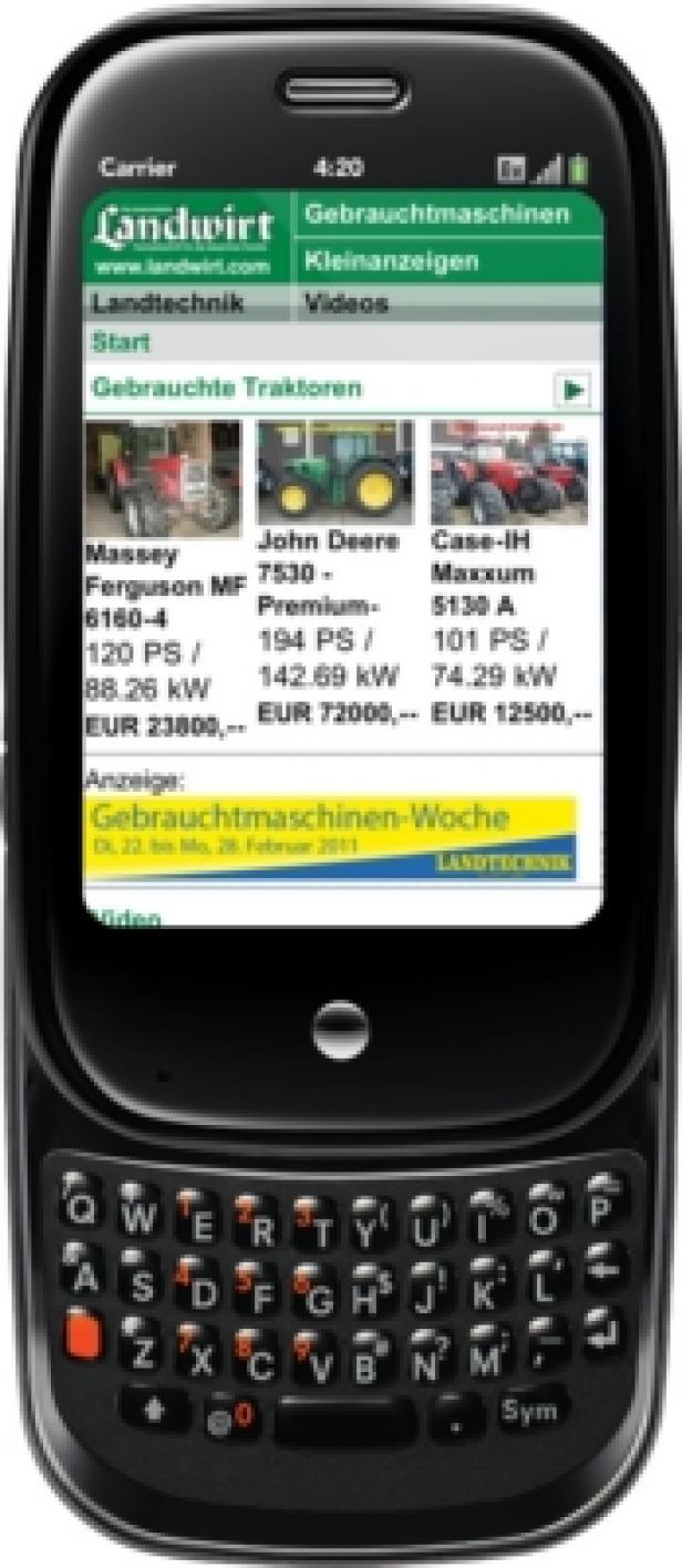 Ein Smartphone zeigt die Website Landwirt.com mit Angeboten für gebrauchte Traktoren.