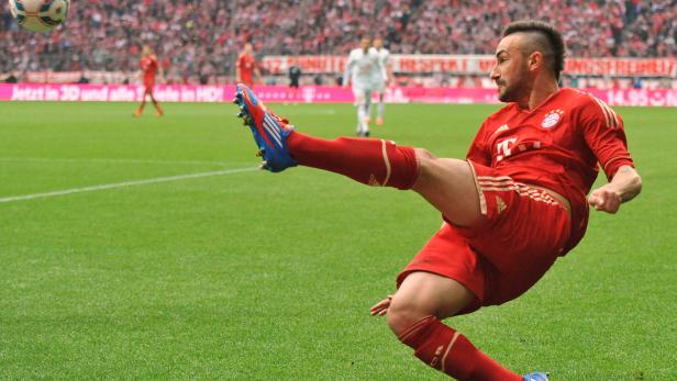 Ein Fußballspieler des FC Bayern München schießt einen Ball.